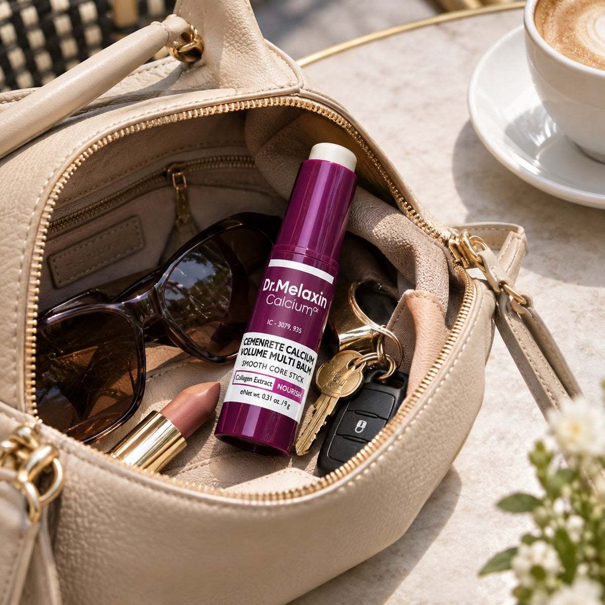 Multi Balm en la bolsa con llaves y labial